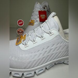 Skechers - Size 8.5 Wide - Women Slip ins Tranquility White Shoes - New